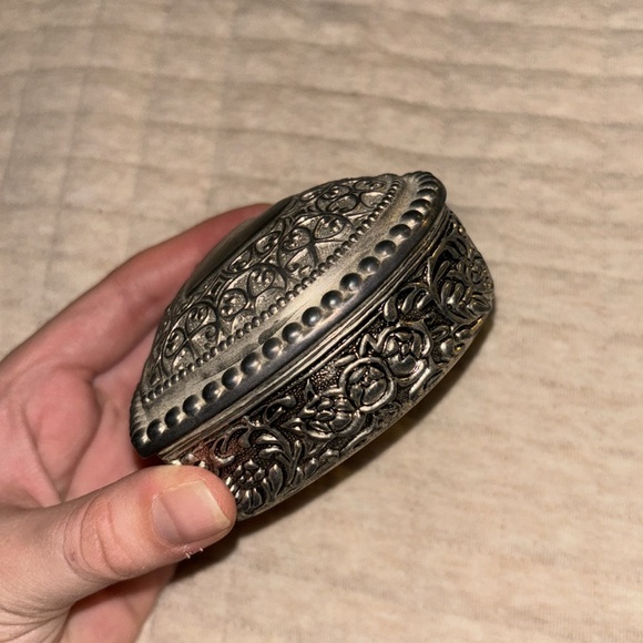 ♥️ {PRICE FIRM} Vintage Silver Heart-Shaped Box - Picture 4 of 6